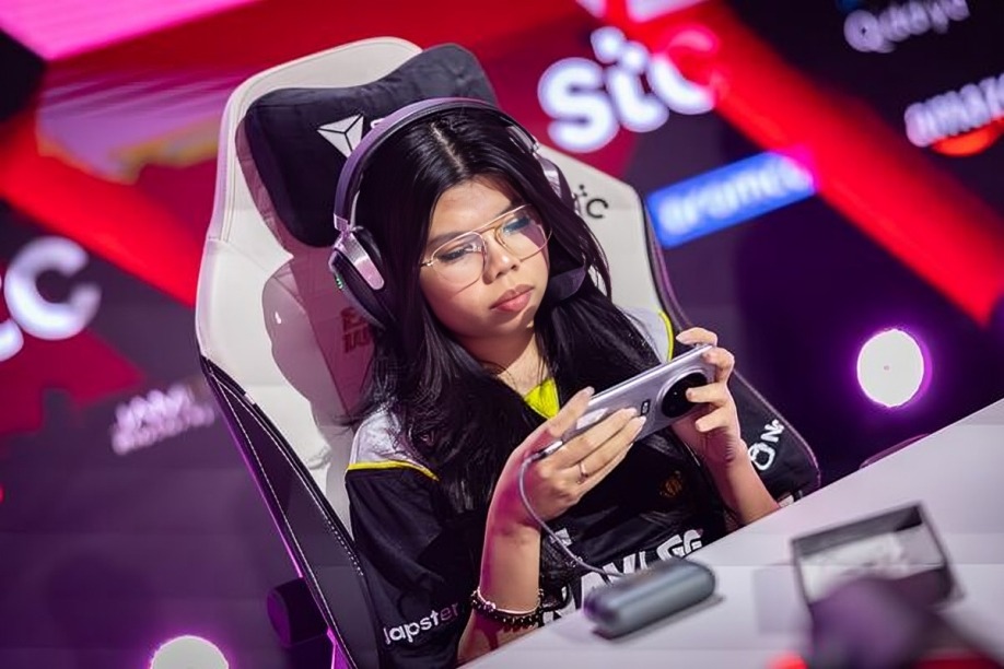 Babaeng Esports Players