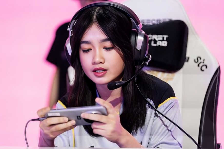 Babaeng Esports Players