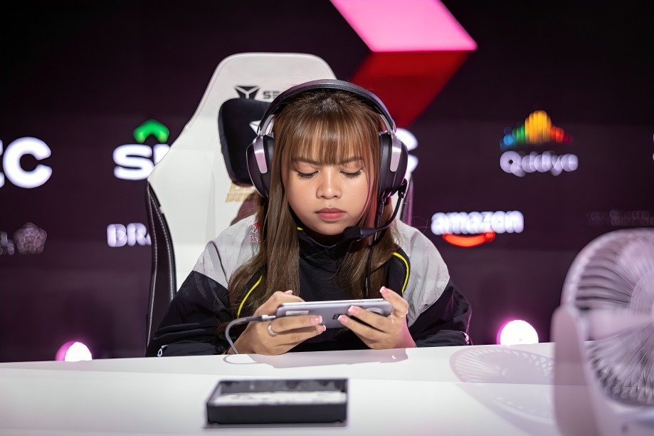 Babaeng Esports Players