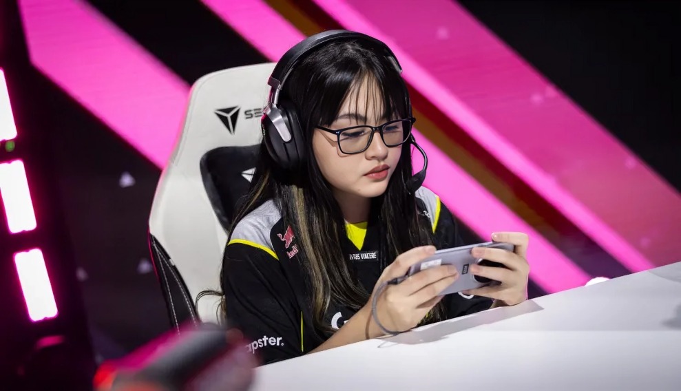 Babaeng Esports Players